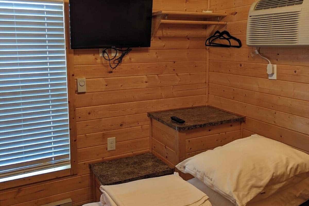 Deluxe Cabin, 2 Bedrooms, Pets Not Allowed | WiFi (free), bed sheets