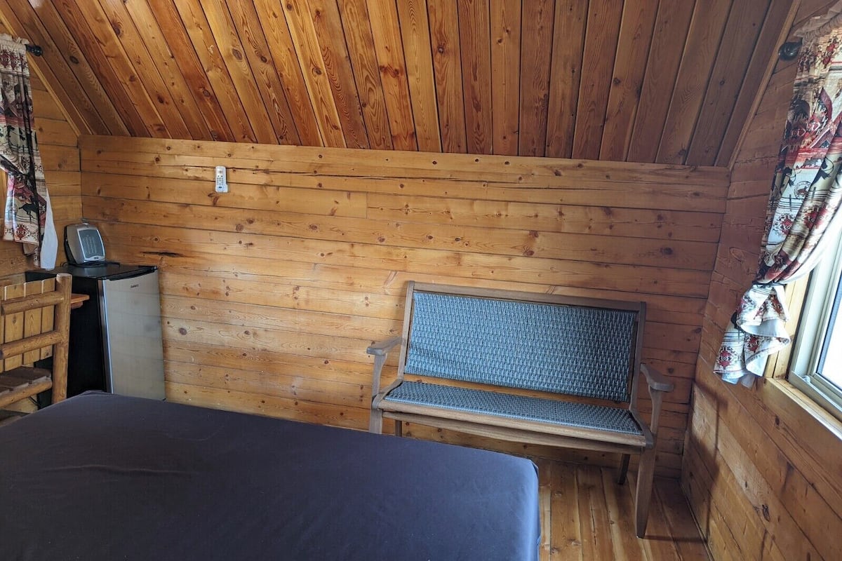 WiFi (free), bed sheets