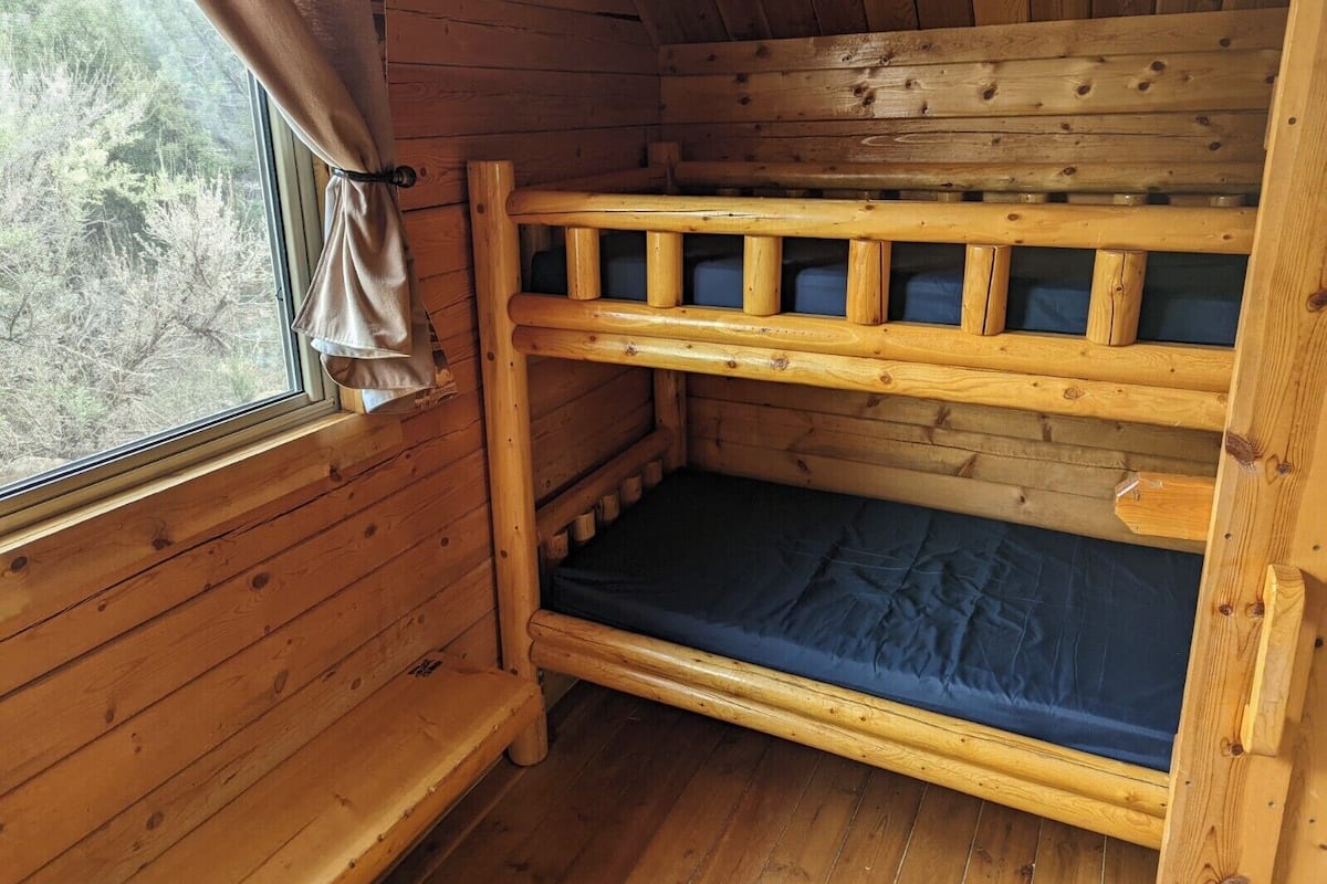 Standard Cabin, 2 Bedrooms, Pets Not Allowed | WiFi (free), bed sheets