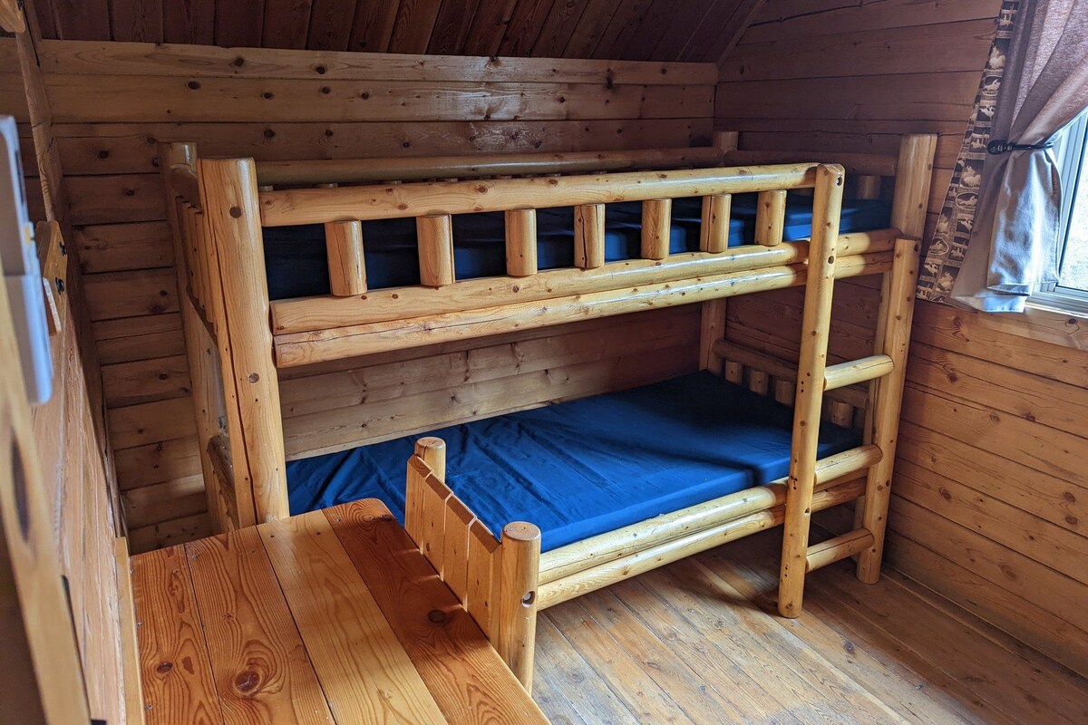 Cabaña estándar, 2 habitaciones, No se admiten mascotas | Wifi gratis y ropa de cama