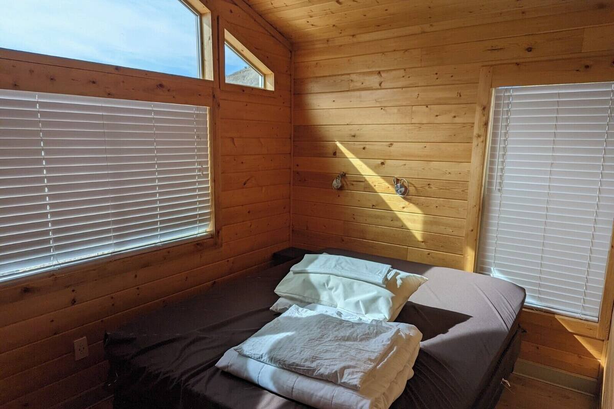 Deluxe Cabin, 2 Bedrooms, Pets Not Allowed | WiFi (free), bed sheets