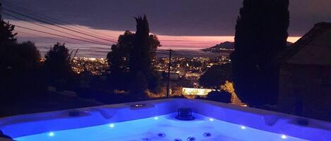 Outdoor spa tub