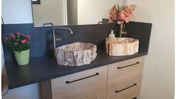 Douche, sĂšche-cheveux, serviettes fournies, savon