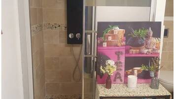 Douche, sèche-cheveux, serviettes fournies, savon