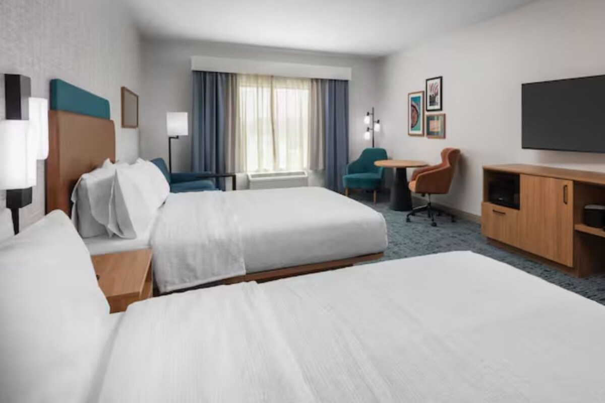 2 Queen Beds Larger Room
