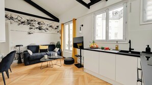 A modern apartment with a living area, kitchen, and dining space. - Spacious Appartement 2BR/7P - Nogent-sur-Marne (Nogent-sur-Marne)