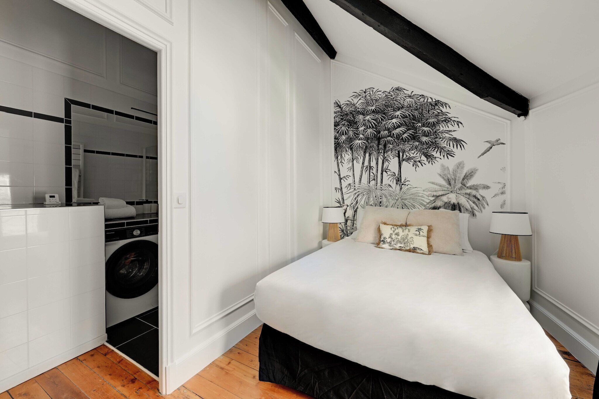 Desk, iron/ironing board, Internet, bed sheets