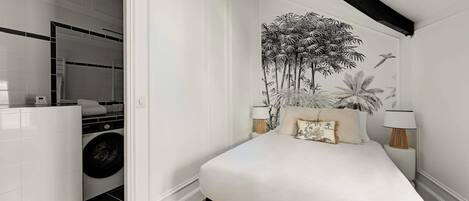 Desk, iron/ironing board, Internet, bed sheets