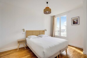 Desk, iron/ironing board, travel cot, Internet - Design Appartement 1BR/2P - Beaugrenelle (Paris)
