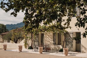 Outdoor dining - Luxury Provençal house – Pool, nature & spa (Villes-sur-Auzon)