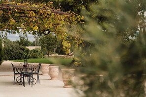 Outdoor dining - Luxury Provençal house – Pool, nature & spa (Villes-sur-Auzon)