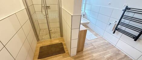 Dusche, Handtücher, Toilettenpapier