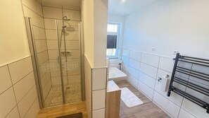 Dusj, håndklær og toalettpapir