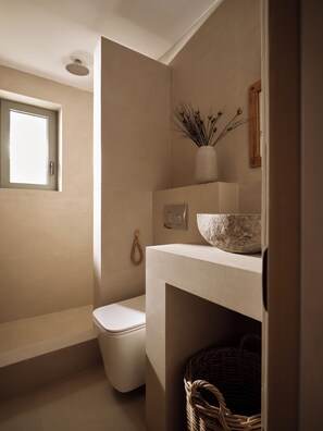 Dusche, umweltfreundliche Kosmetikartikel, Haartrockner, Bidet