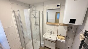 Dusche, Handtücher, Seife, Toilettenpapier