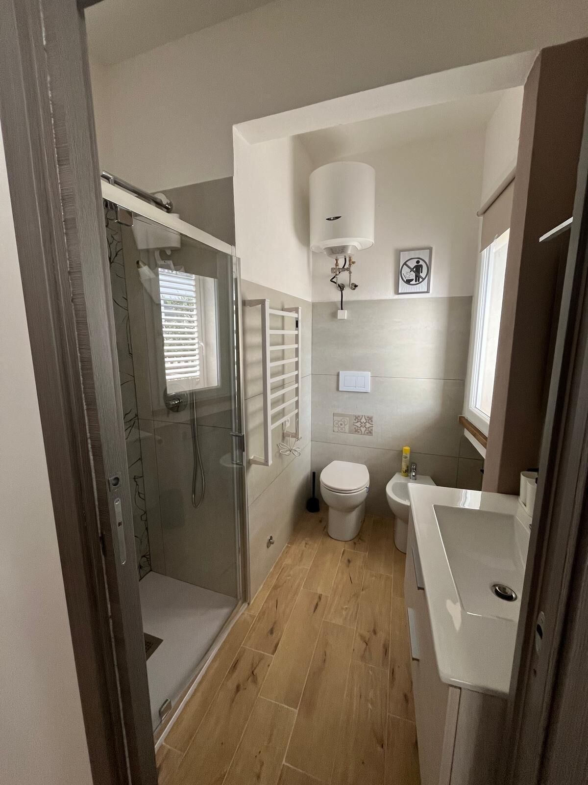 Dusche, Haartrockner, Bidet, Handtücher