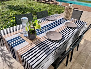 Outdoor dining - Vrbo Property (Bassussarry)