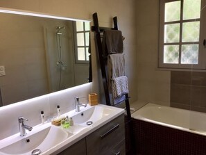 Shower, hair dryer, towels, soap - Welcome to Cap-Ferret: 4* Family Villa with all comforts, large swimming pool in a quiet area (Lège-Cap-Ferret)