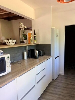 Private kitchen - Welcome to Cap-Ferret: 4* Family Villa with all comforts, large swimming pool in a quiet area (Lège-Cap-Ferret)