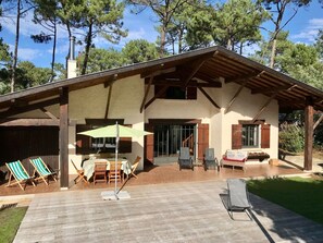 Outdoor dining - Welcome to Cap-Ferret: 4* Family Villa with all comforts, large swimming pool in a quiet area (Lège-Cap-Ferret)