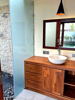 Douche, serviettes fournies, savon, papier toilette