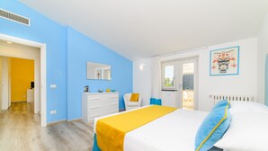 Un dormitorio con cama, cómoda, silla y ventana.