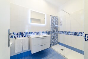 Douche, sèche-cheveux, bidet, serviettes fournies