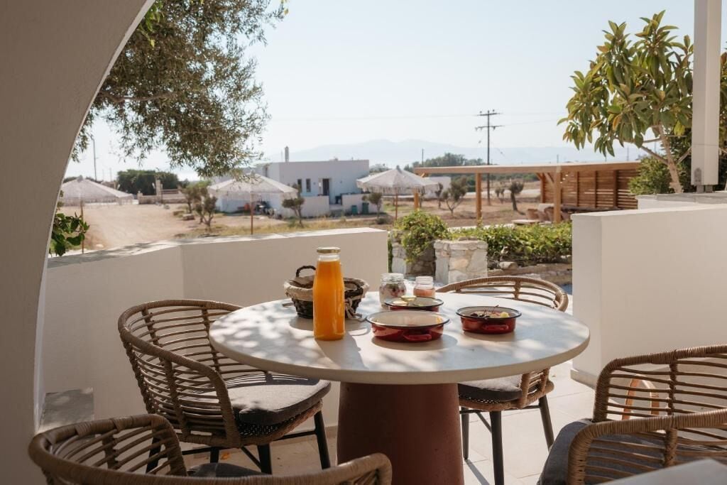 Suite estudio junior, balcón, vistas al mar | Restaurante al aire libre