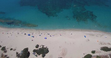 Na praia, areia branca, toalhas de praia