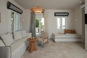 Apartamento grand, sacada, vista para o mar | Área de estar | Smart TV 42 polegadas com canais via satélite