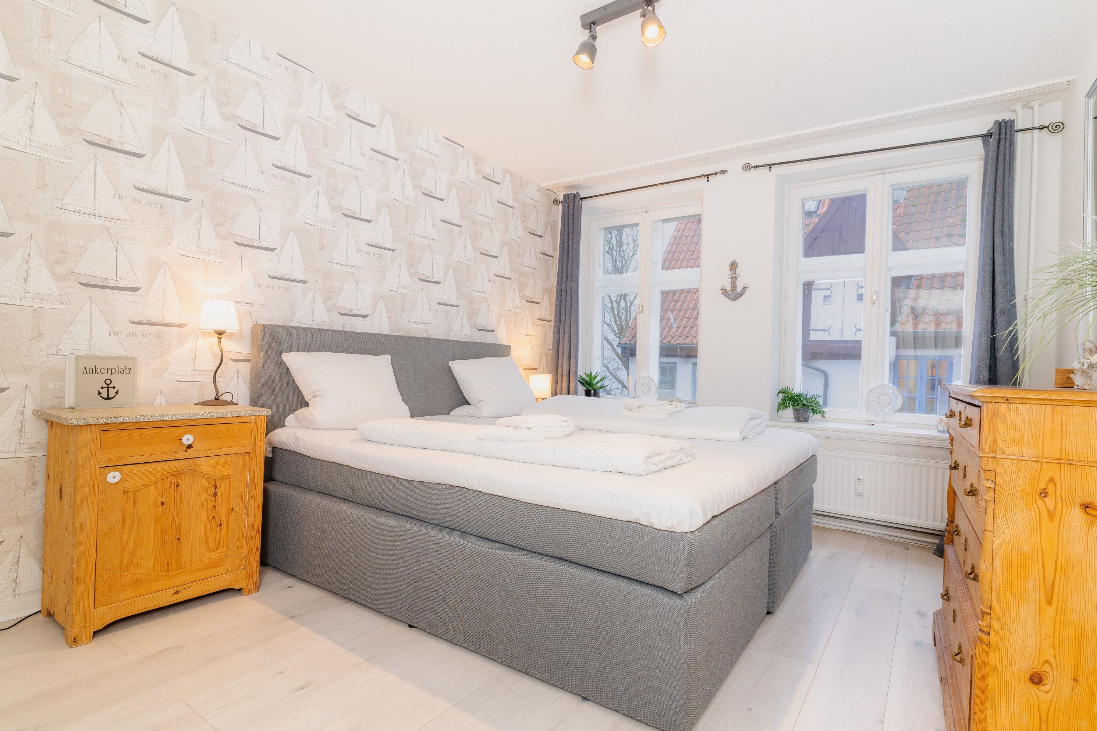 Tabla de planchar con plancha, wifi gratis, ropa de cama