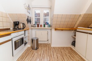 Kaffetrakter/tekoker, kjøleskap, mikrobølgeovn og ovn