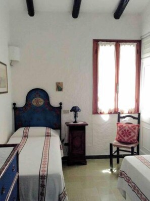 Tabla de planchar con plancha y ropa de cama