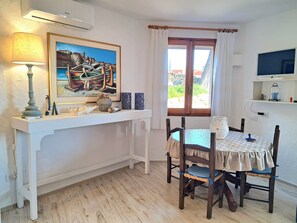 Dining - A stone's throw from the sea! (Cannigione)