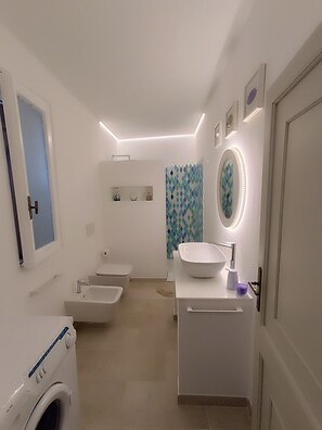 Shower, hair dryer, bidet, towels - A stone's throw from the sea! (Cannigione)