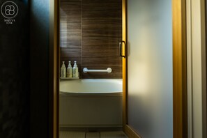 Sèche-cheveux, serviettes fournies, savon, papier toilette