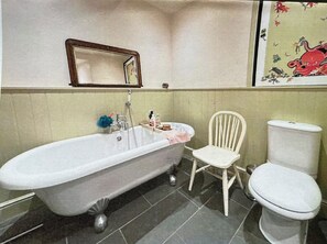 Sèche-cheveux, serviettes fournies, savon, papier toilette