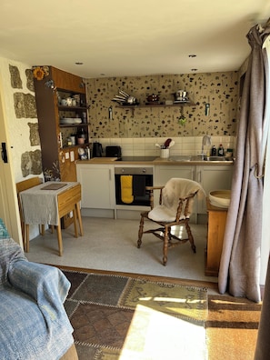 Fridge, oven, electric kettle, toaster - A stones throw from Mounts Bay, sweeping Hogus beach and St Michael’s Mount. (Longrock)