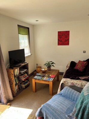 TV, books - A stones throw from Mounts Bay, sweeping Hogus beach and St Michael’s Mount. (Longrock)