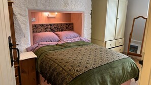 1 bedroom, iron/ironing board, free WiFi, bed sheets - A stones throw from Mounts Bay, sweeping Hogus beach and St Michael’s Mount. (Longrock)