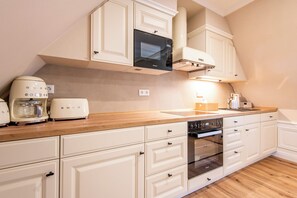 Fridge, microwave, oven, stovetop - Vacation apartment "Schwalbe Whg. 6" (Sylt)