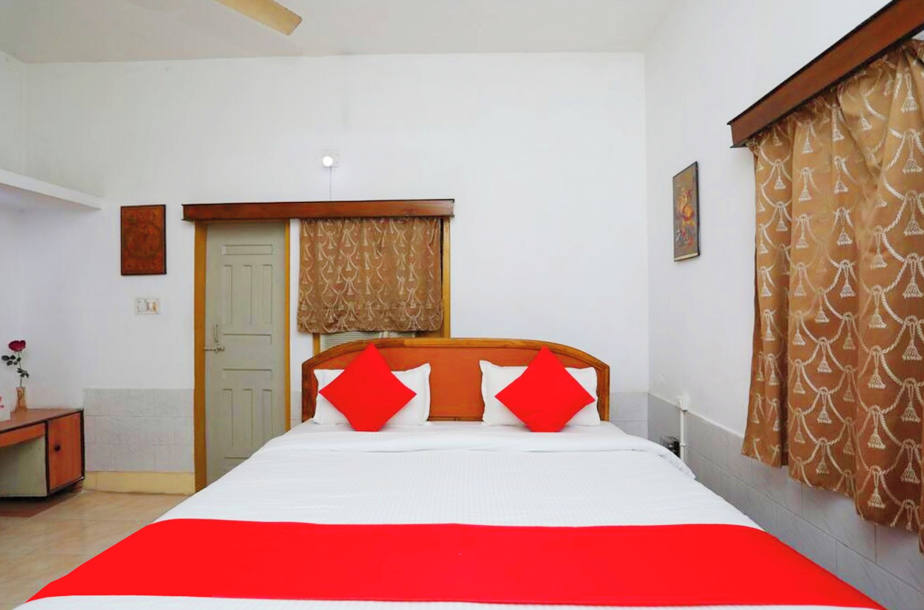 Hypo-allergenic bedding, desk, soundproofing, free WiFi