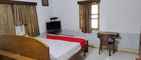 Habitación doble Deluxe, varias camas, aire acondicionado | Ropa de cama hipoalergénica, escritorio, insonorización y wifi gratis