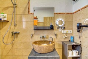 Douche, sèche-cheveux, serviettes fournies, savon