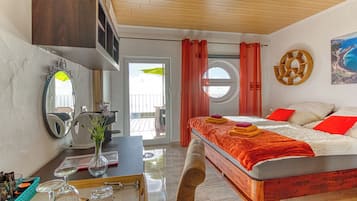 1 slaapkamer, een kluis op de kamer, een bureau, reisbedje
