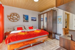 In-room safe, desk, travel cot, free WiFi - Los Piratas Roque 5 – Double room with sea views & terrace in La Palma (Tijarafe)
