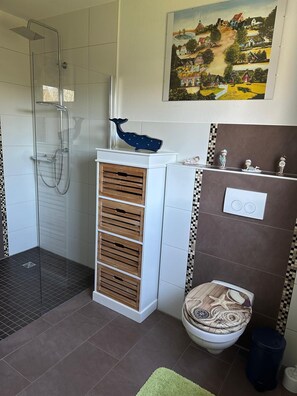 Shower, hair dryer - "Leev man to" Vacation Apartment in Sankt Peter-Ording with Terrace and Wi-Fi (Sankt Peter-Ording)