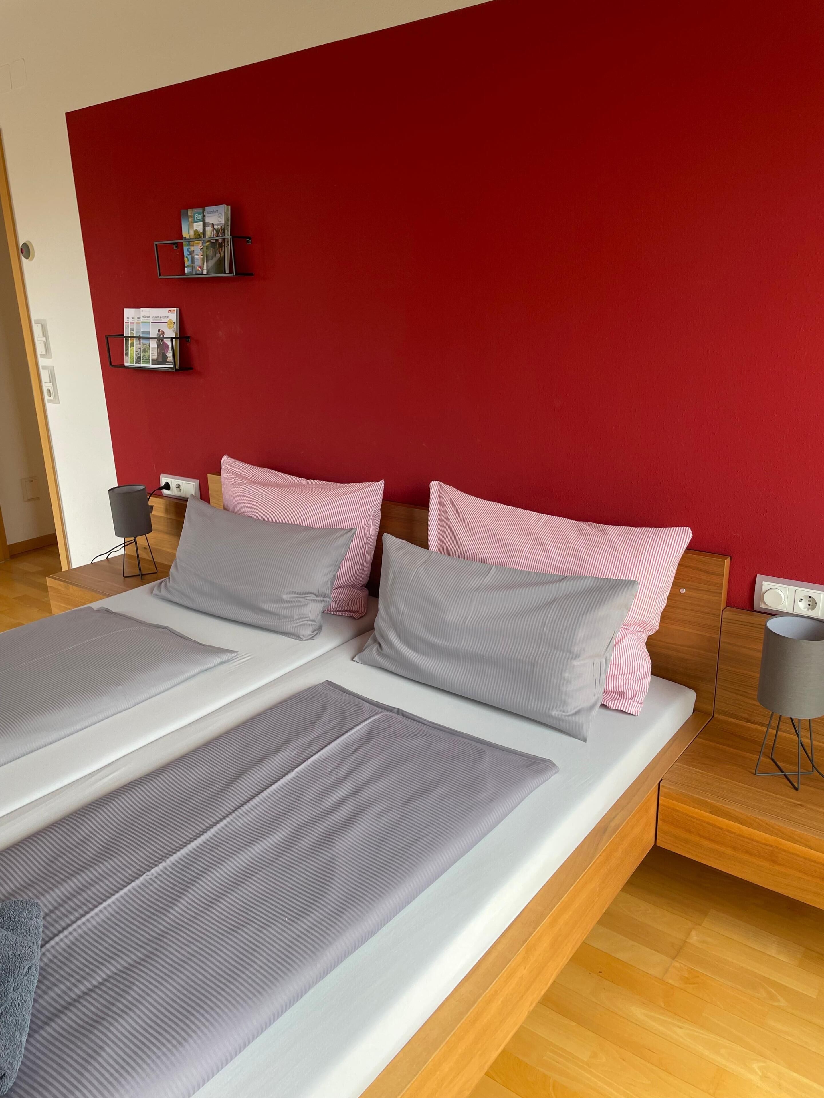 Bügeleisen/Bügelbrett, kostenloses WLAN, Bettwäsche