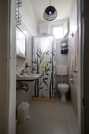 Bruser, hårtørrer, håndklæder, Toiletpapir