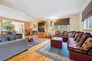 Smart TV, fireplace